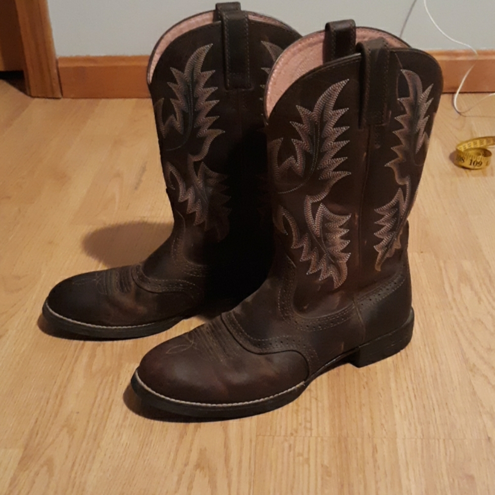 Ariat cowgirl boots 8.5 B